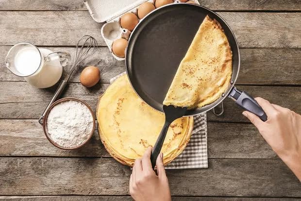 Dlaczego naleśnik przykleja się do patelni i jak temu zapobiec