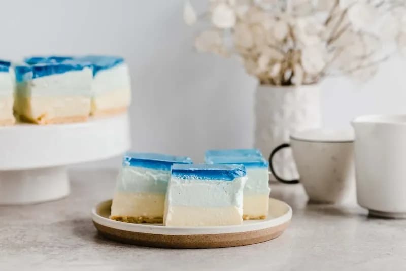 Przepis na ciasto smerf – łatwy i pyszny deser bez pieczenia