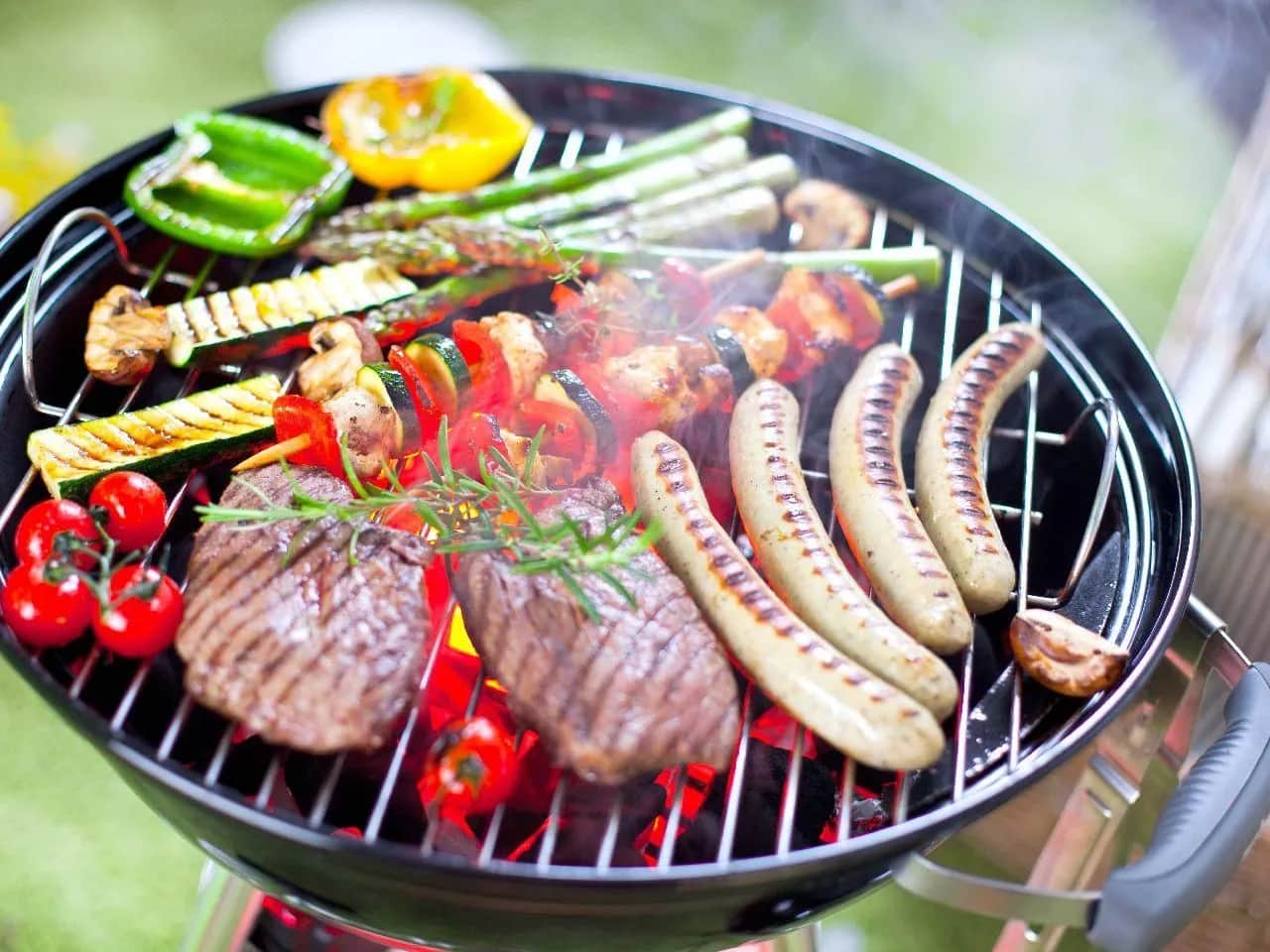Najlepsze mięsa z grilla: jak je przygotować i grillować idealnie