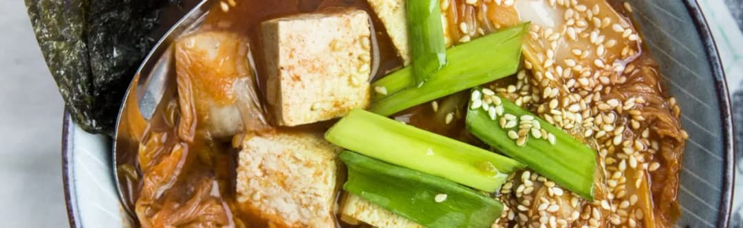 Pyszna zupa kim chi: przepis na rozgrzewającą potrawę z Korei