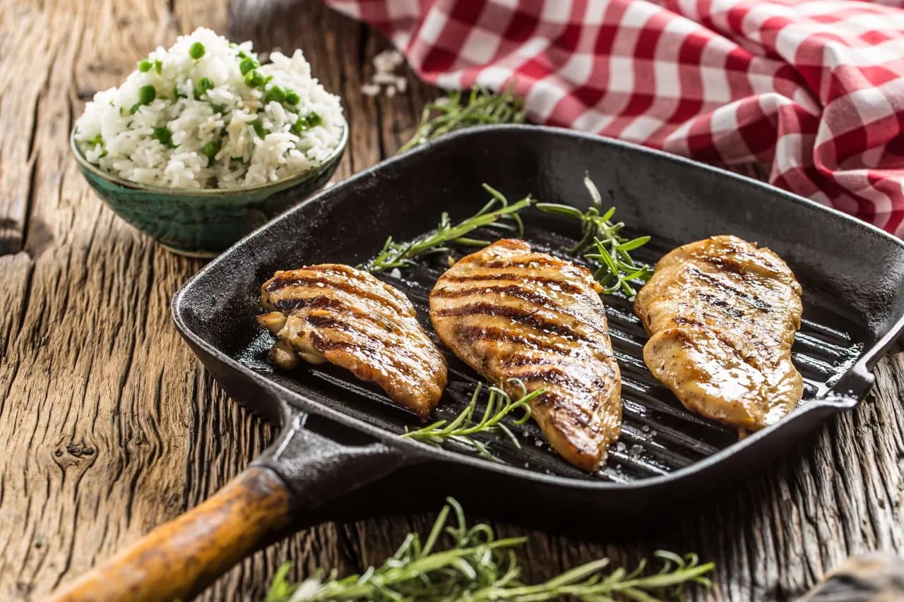 Najlepszy sposób jak zrobić pierś z kurczaka na patelni: przepis krok po kroku