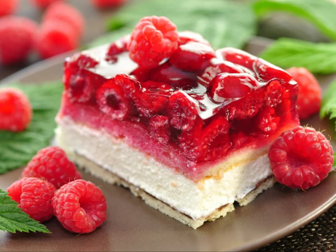 Przepisy na ciasta z malinami bez pieczenia, które zachwycą każdego