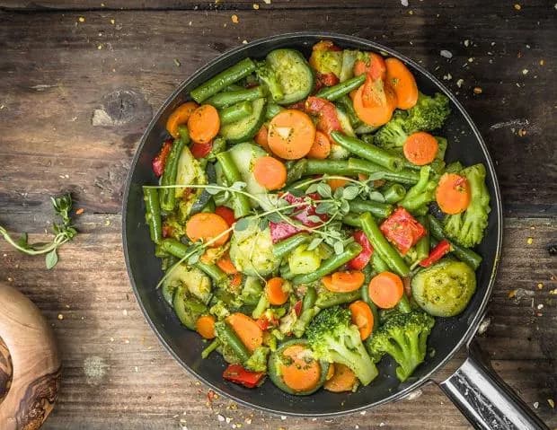 Dlaczego warzywa na patelnię są zdrowe? Poznaj ich wartości odżywcze i bezpieczne sposoby przygotowania