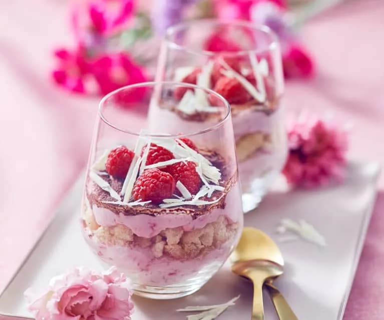 Jak przygotować kremowe malinowe tiramisu bez jajek: prosty przepis krok po kroku