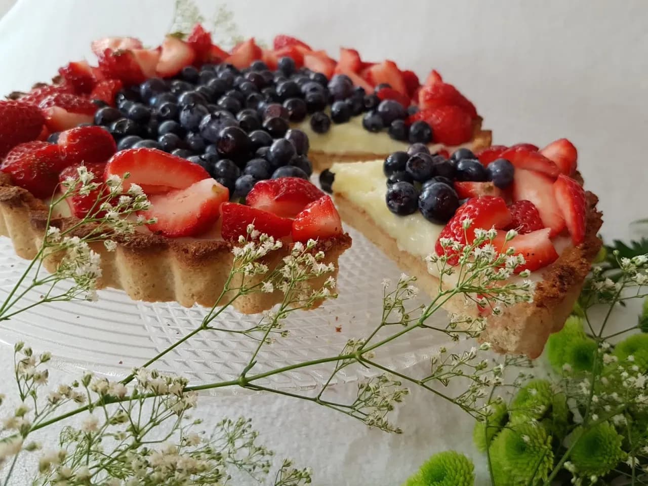 Jak przygotować pyszną tartę fit z owocami? Prosty przepis krok po kroku