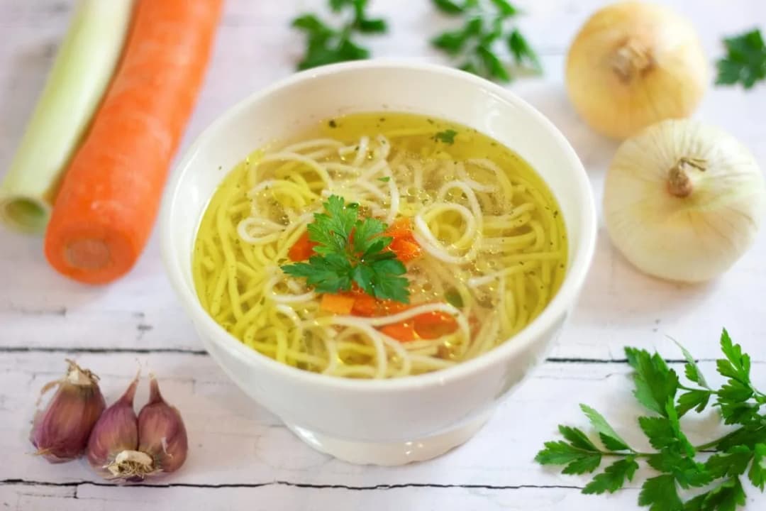 Jakie przyprawy do rosołu z kurczaka, by wydobyć pełnię smaku?