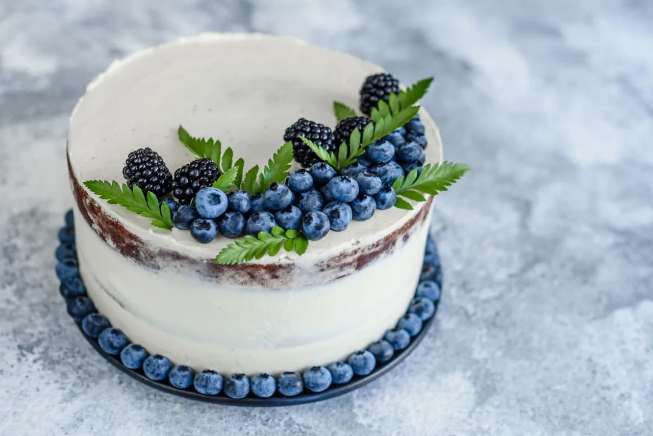 Przepis na tort z borówkami i białą czekoladą - Idealny deser
