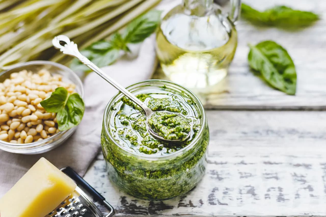 Pesto z bazylii do czego podawać – zaskakujące pomysły na dania