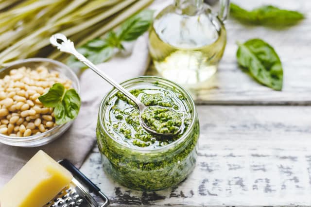 Pesto z bazylii do czego podawać – zaskakujące pomysły na dania